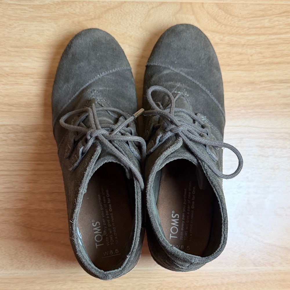 TOMS Desert Crepe Wedge Ankle Boots Tarmac Olive Suede Sz 8.5 - Picture 3 of 7